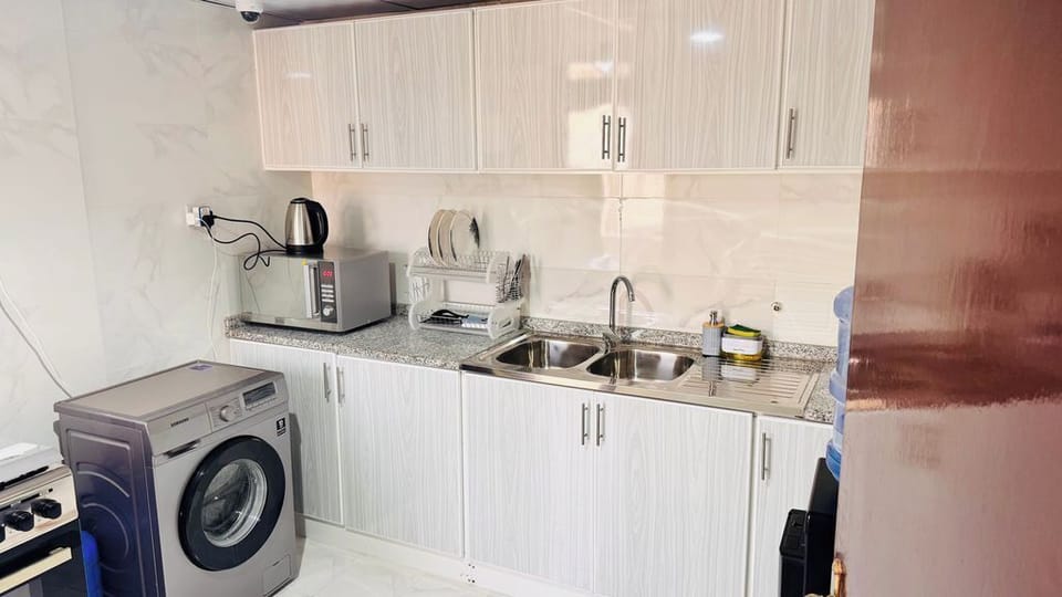 Full-size fridge, microwave, oven, stovetop