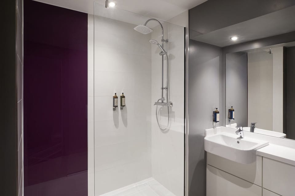 Superior Double Room | Bathroom shower