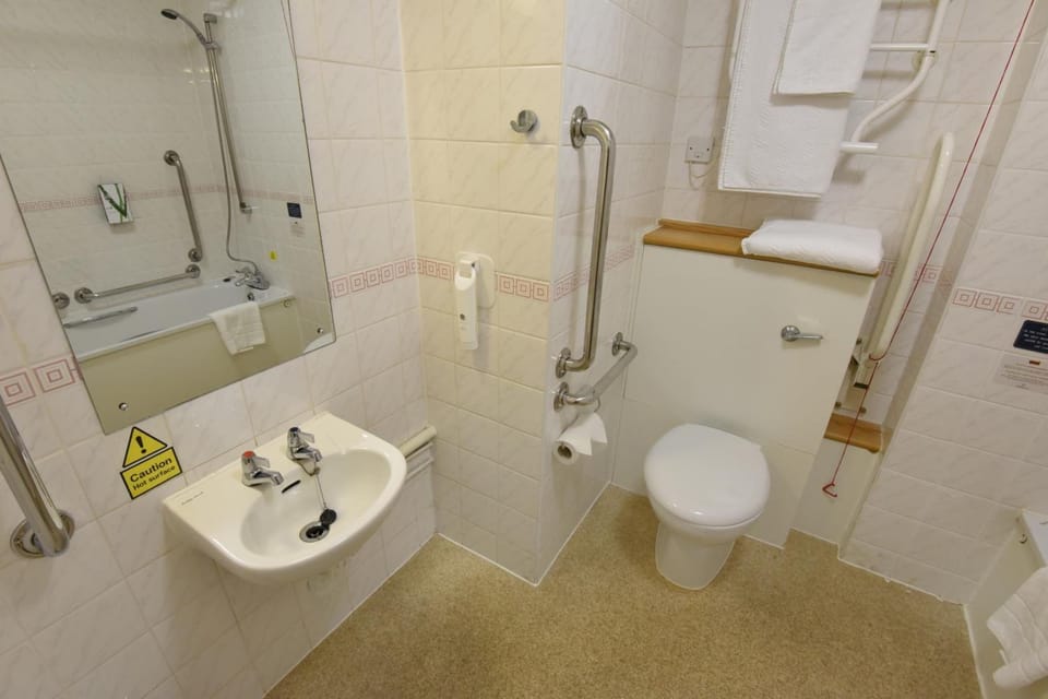 Accessible Double Room | Bathroom | Combined shower/tub, free toiletries, hair dryer, towels
