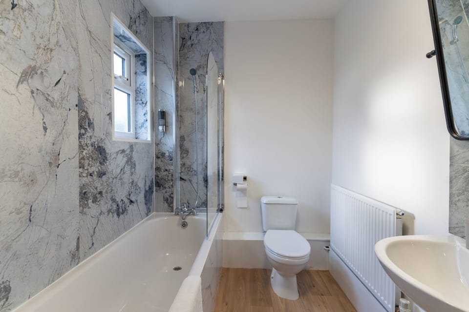 Family Suite | Bathroom | Combined shower/tub, towels, soap, shampoo