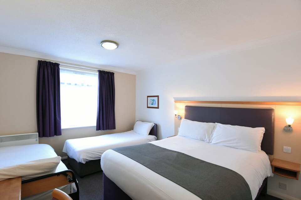 Family Room sleeps 4 | Desk, iron/ironing board, free WiFi, bed sheets