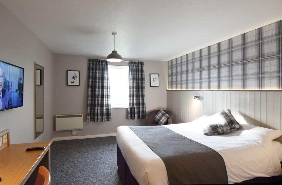 Double Room | Desk, iron/ironing board, free WiFi, bed sheets