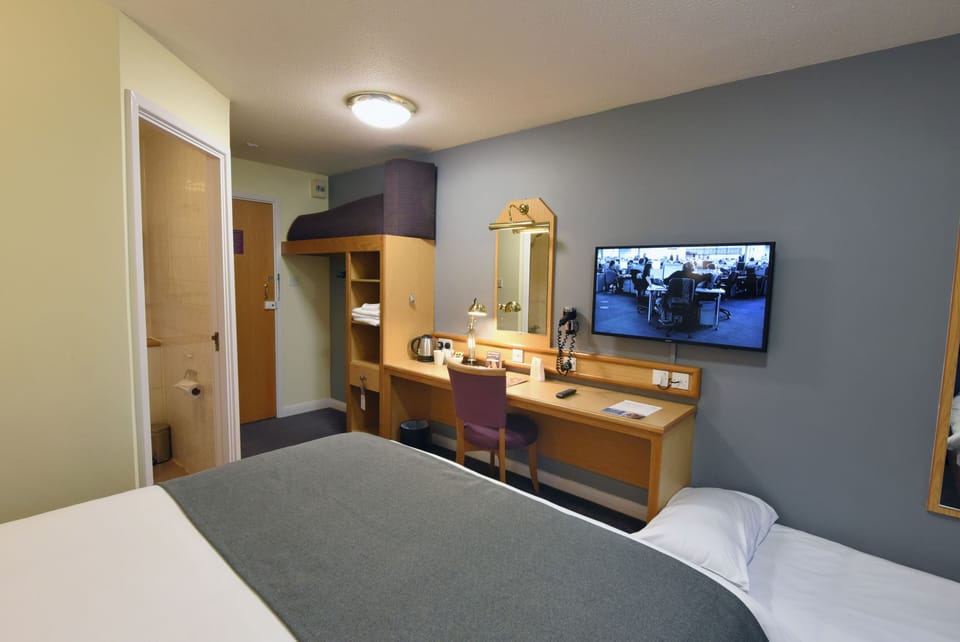 Iron/ironing board, free WiFi, bed sheets