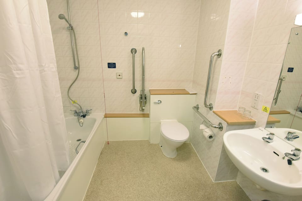 Accesible Double | Bathroom | Combined shower/tub, free toiletries, hair dryer, towels