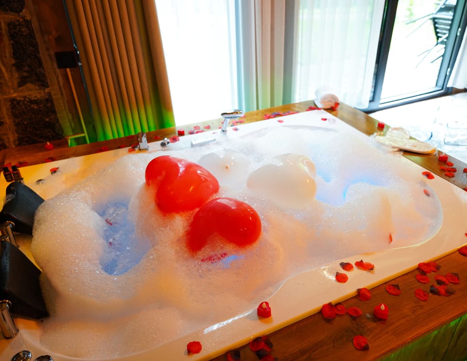 Jetted tub