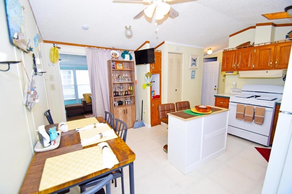 House, 3 Bedrooms | Private kitchen | Fridge, coffee/tea maker, toaster