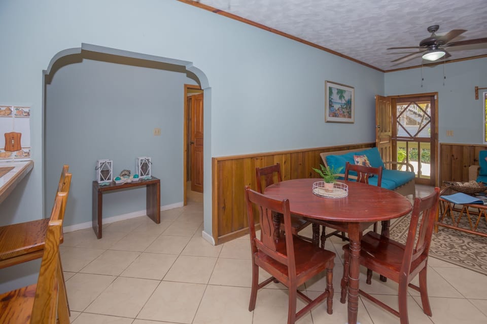 Apartment, 2 Bedrooms | Dining