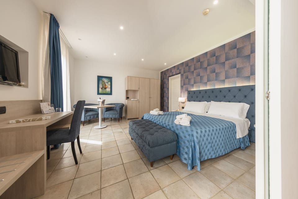 Suite | Minibar, in-room safe, desk, laptop workspace
