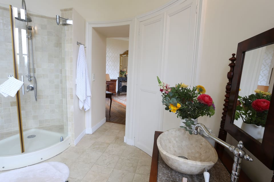 Luxury Room, 1 King Bed, Garden View | Bathroom