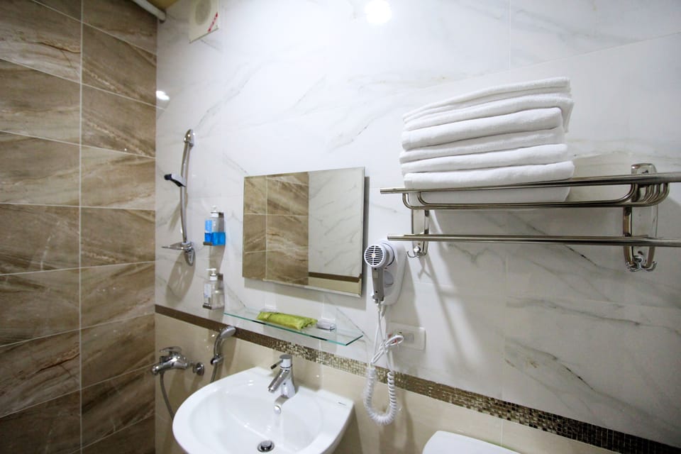 Family Quadruple Room | Bathroom | Shower, rainfall showerhead, free toiletries, hair dryer