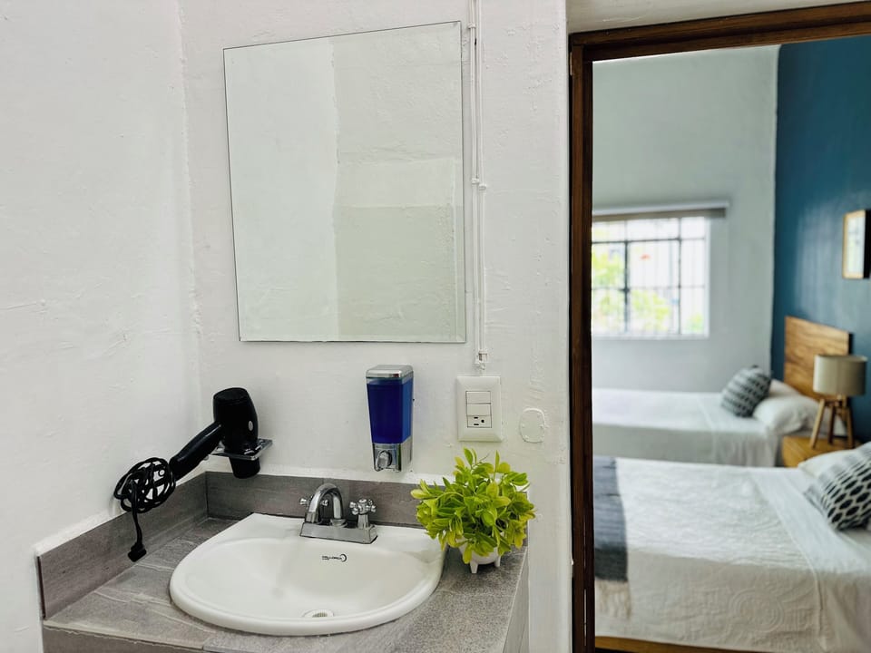 Double Room | Bathroom | Hair dryer, towels, soap, shampoo