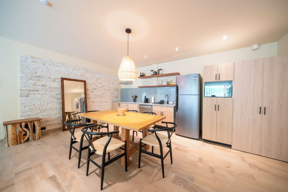 Deluxe Apartment | Dining room