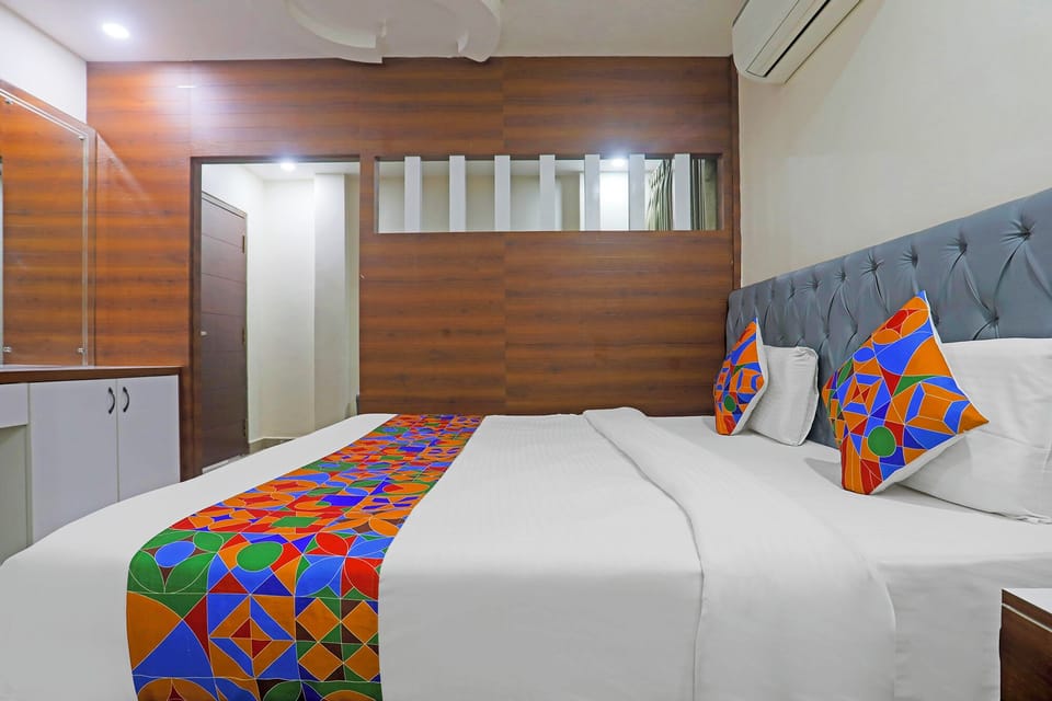 Egyptian cotton sheets, premium bedding, in-room safe, free WiFi