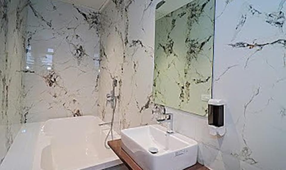 Shower, rainfall showerhead, free toiletries, towels