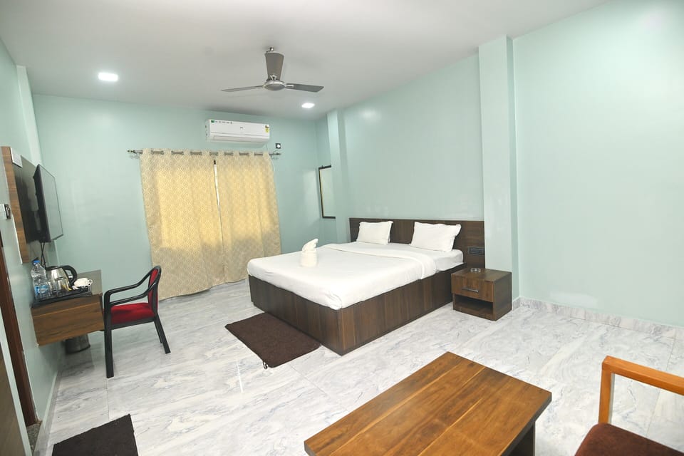 Desk, laptop workspace, WiFi (free)