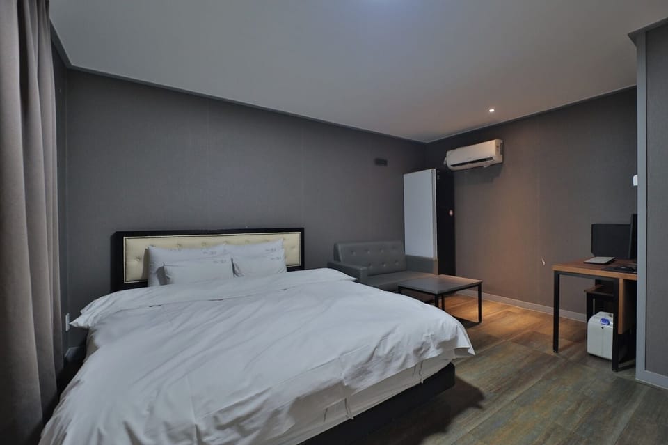 Deluxe Studio | Desk, laptop workspace, free WiFi