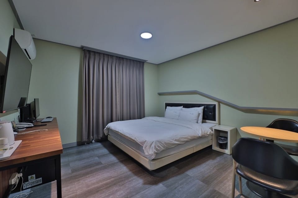 Standard Room | Desk, laptop workspace, free WiFi