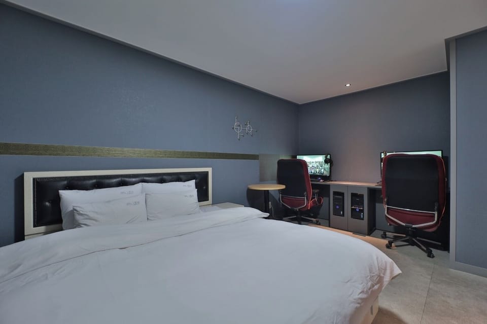 Deluxe Room | Desk, laptop workspace, free WiFi
