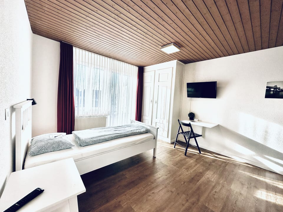 Einzelzimmer mit eigenem Bad | Desk, laptop workspace, free WiFi, bed sheets