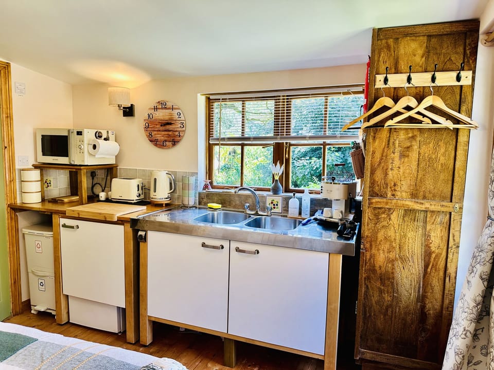Cottage | Private kitchen | Fridge, toaster, cookware/dishes/utensils