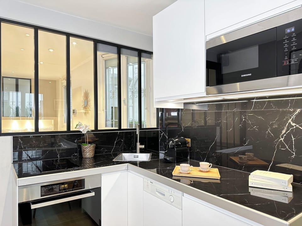 Superior Apartment | Private kitchen | Espresso maker, electric kettle, toaster, freezer