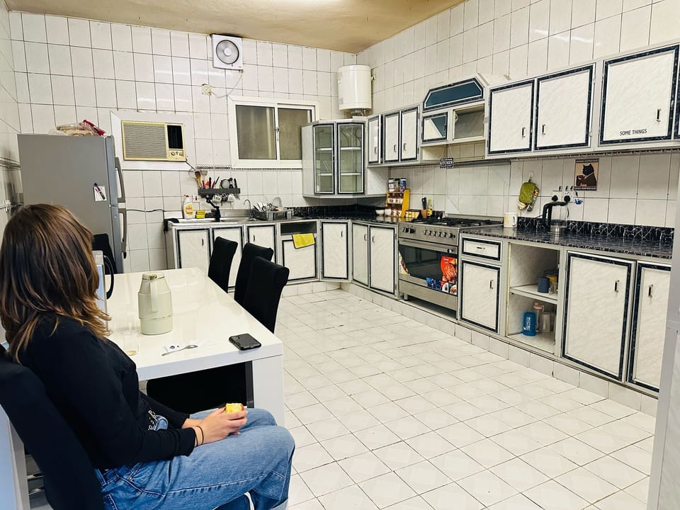 Full-size fridge, microwave, oven, stovetop