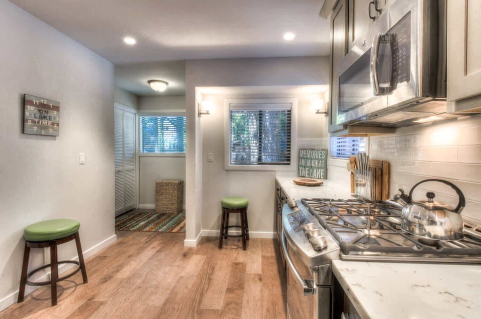 House, Multiple Beds, Patio, Mountain View (Moose Manor) | Private kitchen | Fridge, microwave, oven, stovetop