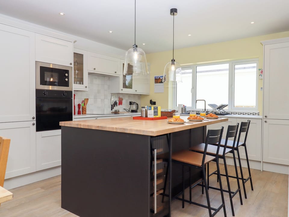 Dishwasher, cookware/dishes/utensils