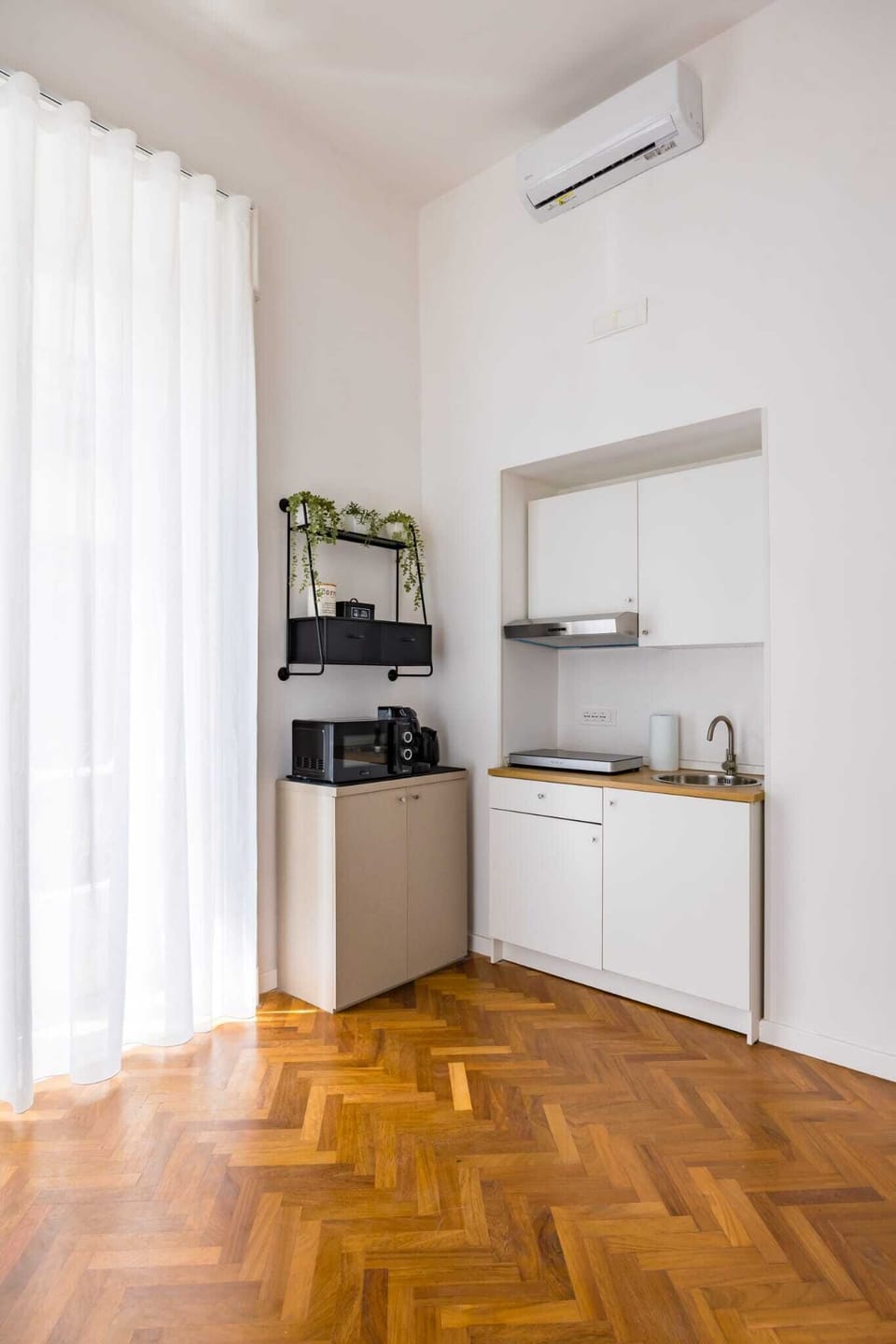 Deluxe Condo, City View | Private kitchen | Full-size fridge, microwave, stovetop, cookware/dishes/utensils