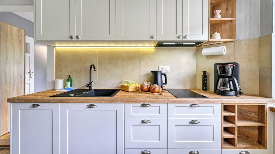 Apartment (2/6) | Private kitchen | Fridge, stovetop, electric kettle, cookware/dishes/utensils