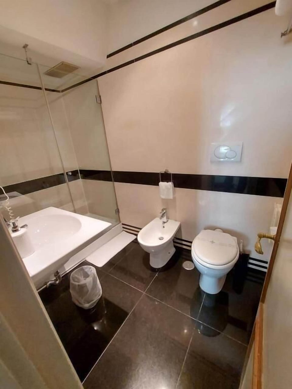 Double Room | Bathroom | Free toiletries, hair dryer, towels