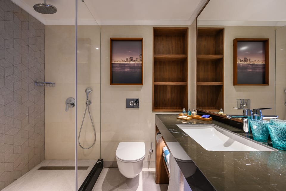 Shower, rainfall showerhead, free toiletries, hair dryer