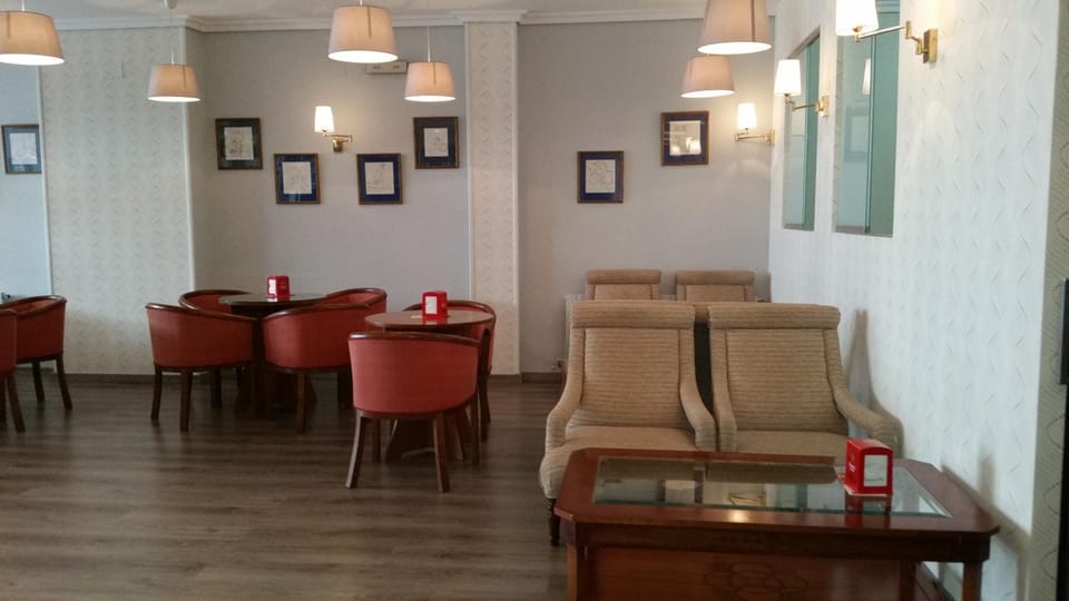 Breakfast and lunch served