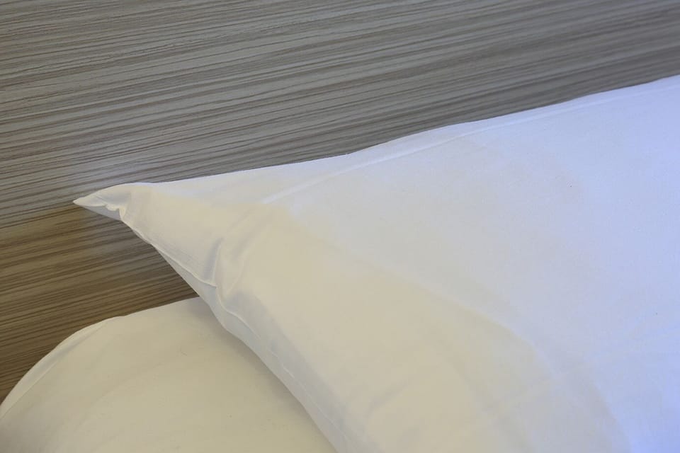 Desk, soundproofing, free WiFi, bed sheets