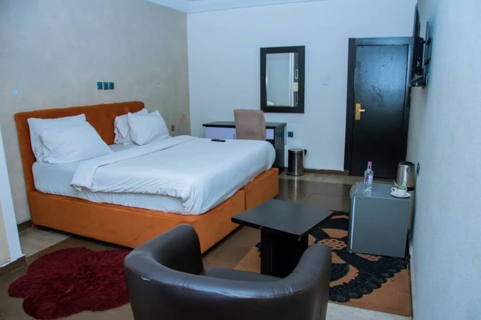 Standard Room, 1 Queen Bed, Non Smoking, Pool View | Desk, laptop workspace, free WiFi, wheelchair access