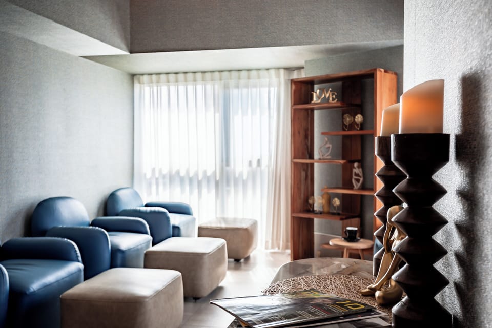 Couples treatment rooms, sauna, hot stone massages, deep-tissue massages
