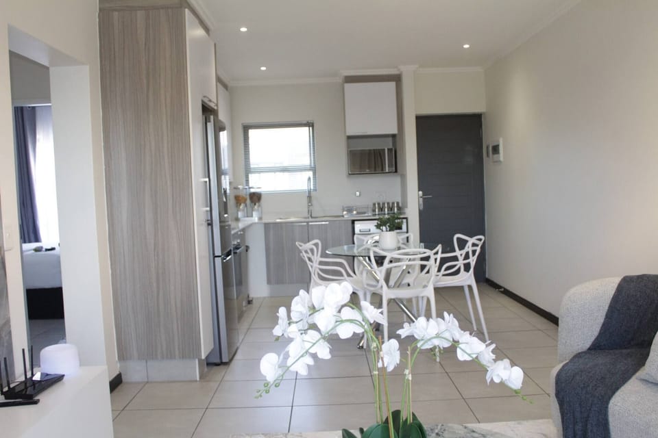 Apartment, 2 Bedrooms, Smoking, Balcony | Dining room