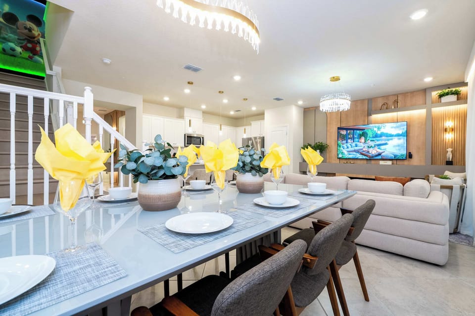 Premium Townhome | Dining room