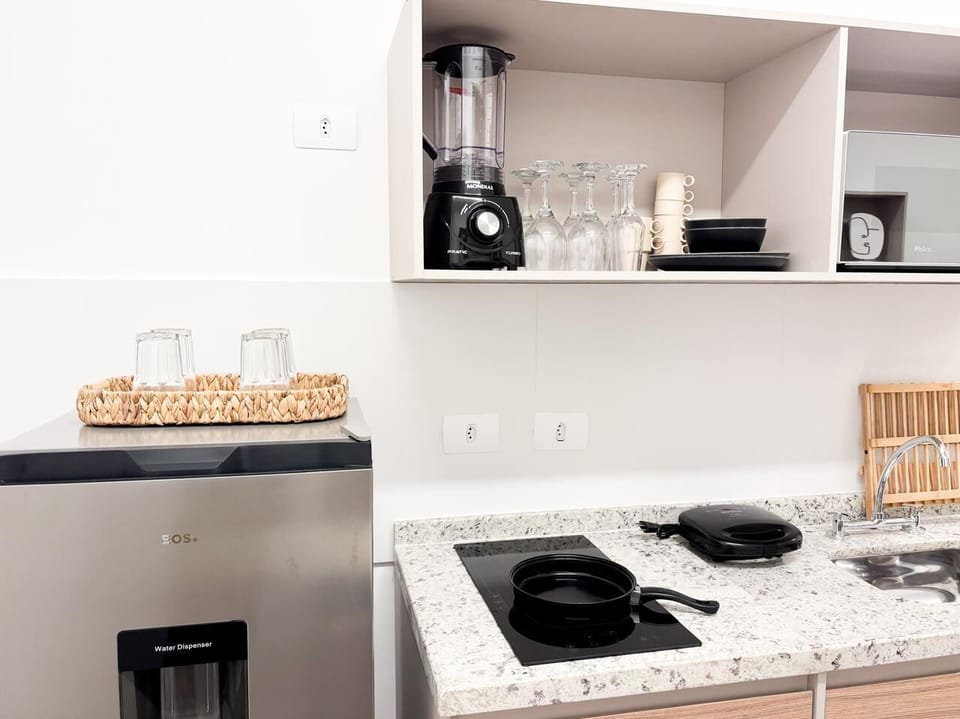 Studio | Private kitchen | Coffee/tea maker, dining tables