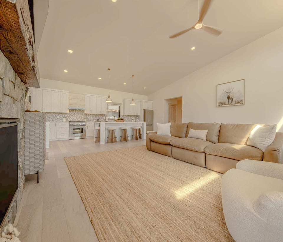 House, Multiple Beds, Hot Tub, Golf View (Home on the 10th Hole) | Living area | 42-inch flat-screen TV with digital channels, fireplace
