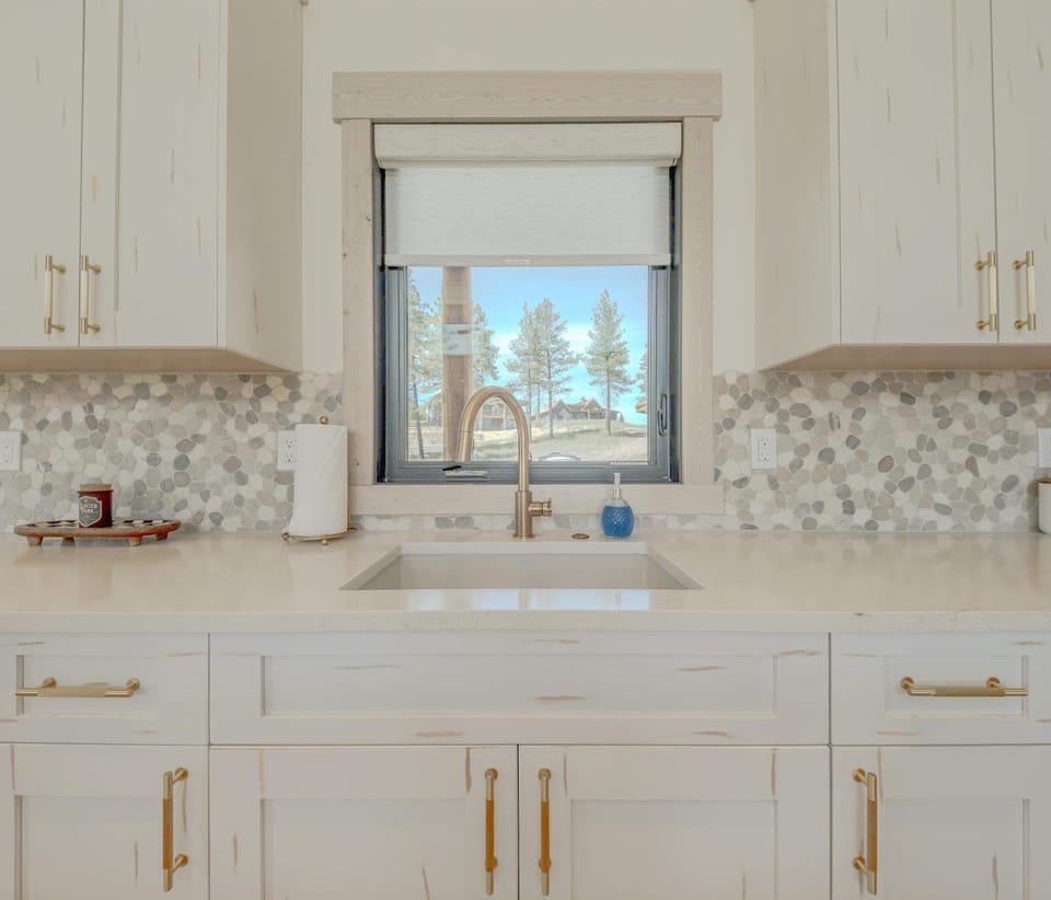 Home on the 10th Hole Home for 8 With Incredible Views & Hot Tub House in Montana
