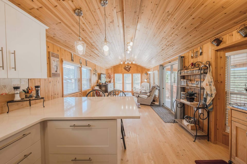 Cabin, Multiple Beds, Patio, Mountain View (Eagles Nest Cabin) | Interior