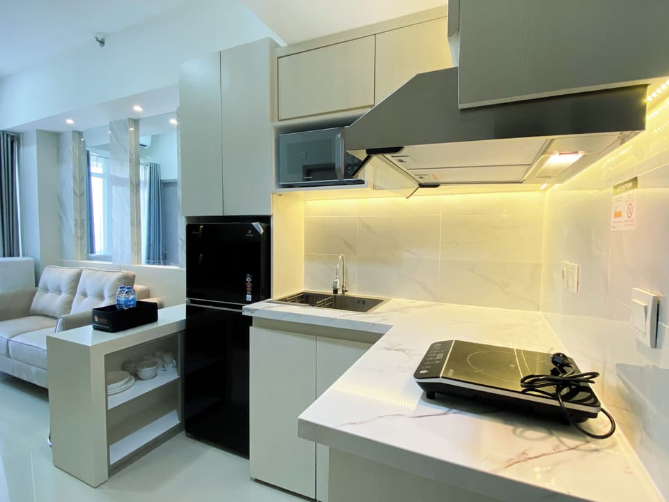 Deluxe Apartment | Private kitchen | Fridge, stovetop, rice cooker, cookware/dishes/utensils