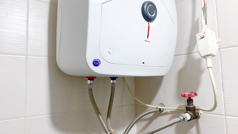 Standard Apartment | Bathroom | Shower, free toiletries, soap, shampoo