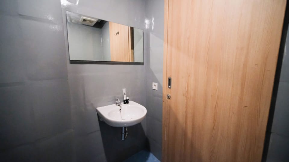 Standard Studio | Bathroom