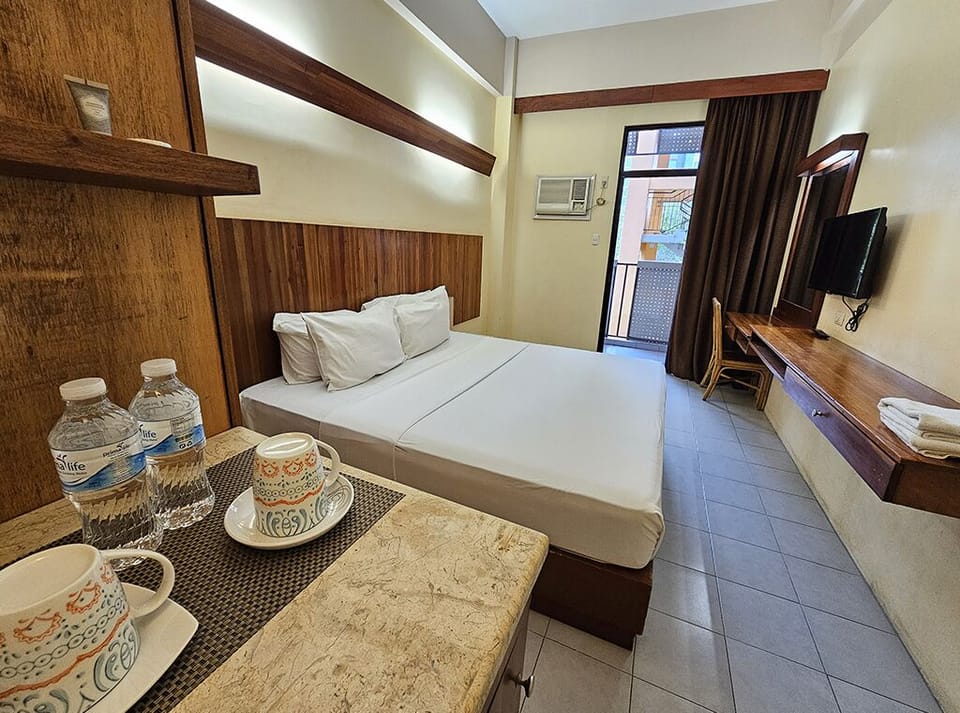 Queen Room with Balcony | Desk, blackout drapes, rollaway beds, free WiFi