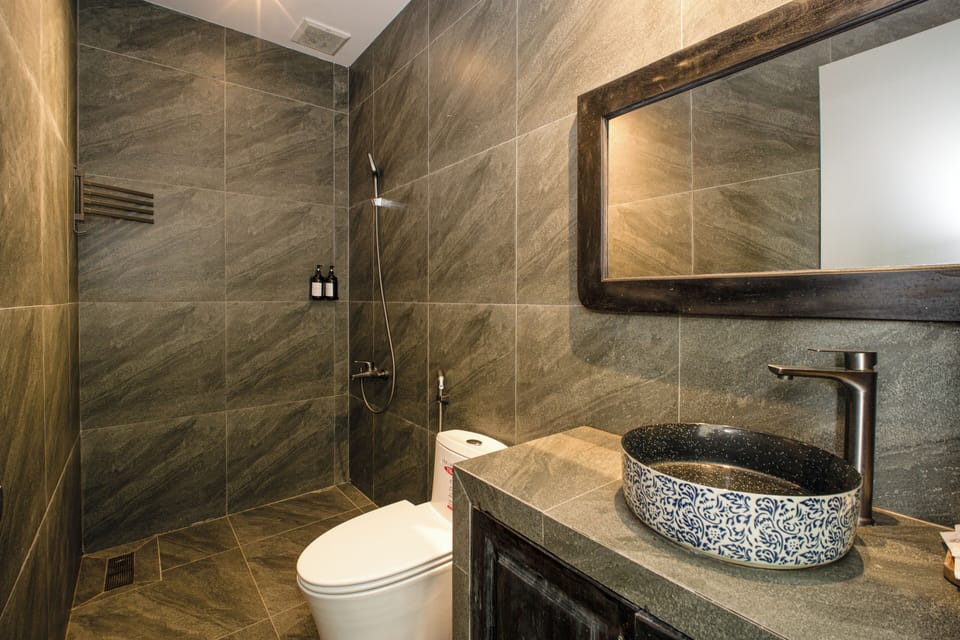Deluxe Room, Garden View | Bathroom | Combined shower/tub, free toiletries, hair dryer, bathrobes