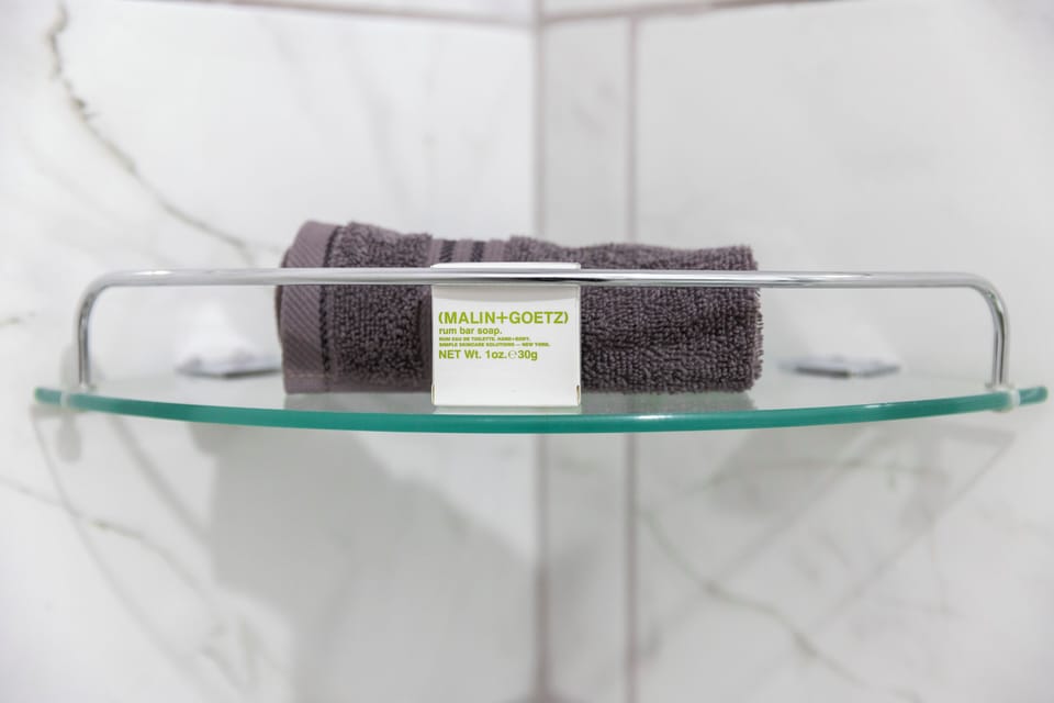 Classic Double Room | Bathroom | Shower, free toiletries, towels