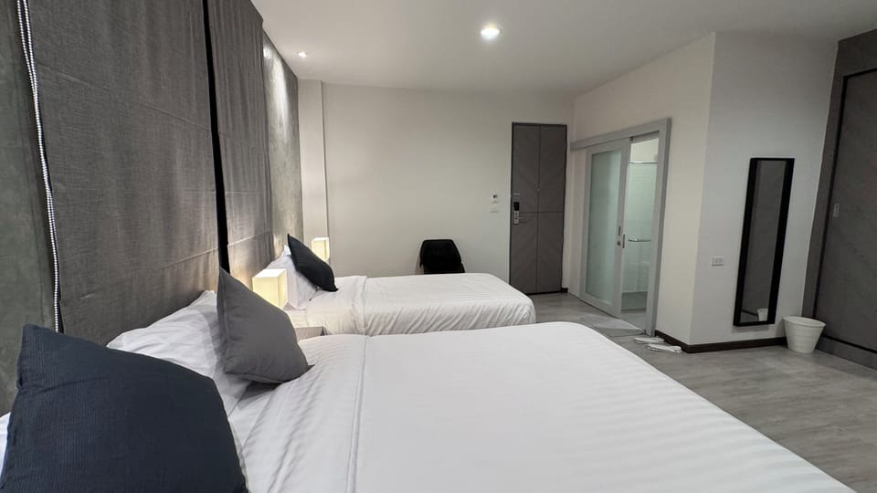 Deluxe Triple Room | Desk, free WiFi, bed sheets
