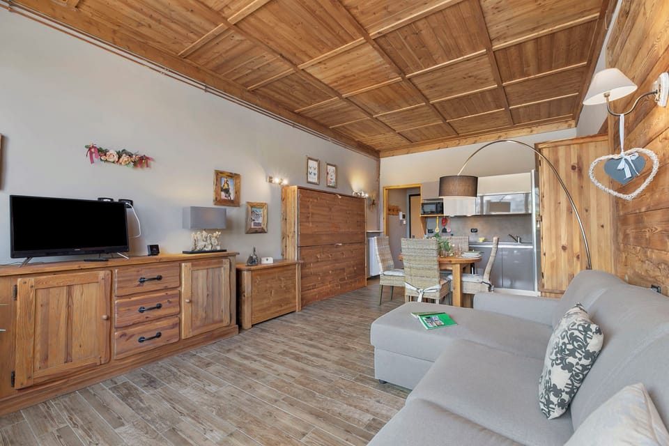 Honeymoon Studio, Mountain View (Studio Charming Sportinia) | Living area | 21-inch Smart TV with cable channels